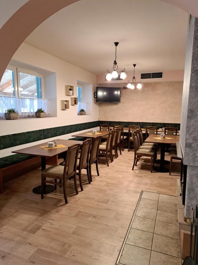 Penzion a Restaurace Na Záložně Kobylí Exterior foto