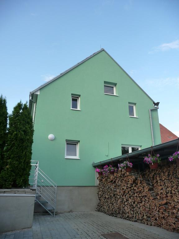 Penzion a Restaurace Na Záložně Kobylí Exterior foto